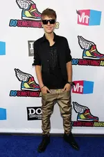 Justin-Bieber-Fashion-Style-At-2011-VH1-Awards.webp